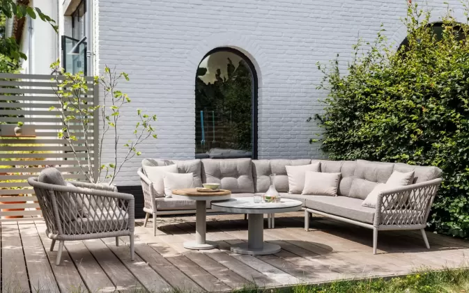 Luksusowy zestaw narożny ogrodowy w kolorze beżowym z grubymi poduszkami pikowanymi lima