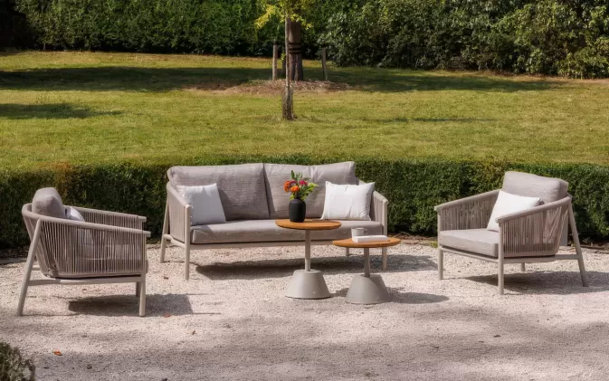 Zestaw ogrodowy wypoczynkowy sofą 2,5 osobową i 2 fotelami oraz stolikiem moma