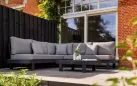 Wygodny narożnik na taras antracytowy z szarymi poduszkami salvador