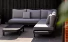 Wygodny narożnik na taras antracytowy z szarymi poduszkami salvador
