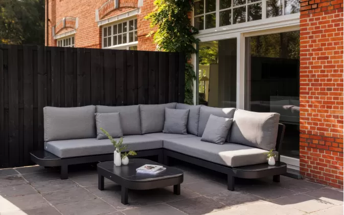 Wygodny narożnik na taras antracytowy z szarymi poduszkami salvador