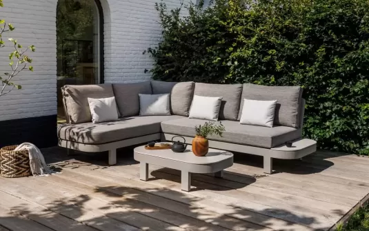 Beżowy nieduży narożnik ogrodowy aluminiowy z zaokrąglonymi końcami stolikami salvador small