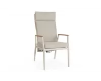 Beżowy fotel ogrodowy aluminiowy z poduszką z pochylania płynnie oparciem oplot lina