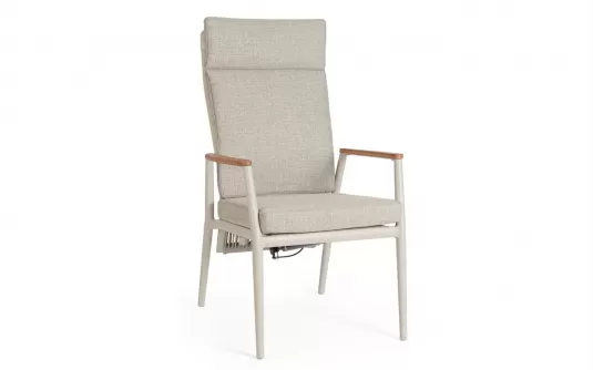 Beżowy fotel ogrodowy aluminiowy z poduszką z pochylania płynnie oparciem oplot lina