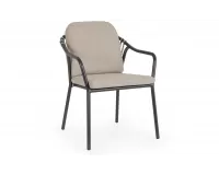 Antracytowe krzesło z szarobeżowymi poduszkami na siedzisku i oparciu nowoczesne aluminiowe edvige bizzotto 