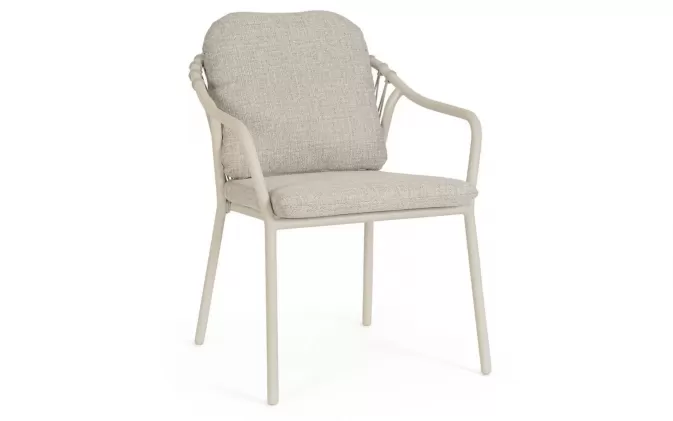 Jasnobeżowe krzesło s poduszkami na siedzisku i oparciu nowoczesne aluminiowe edvige bizzotto 