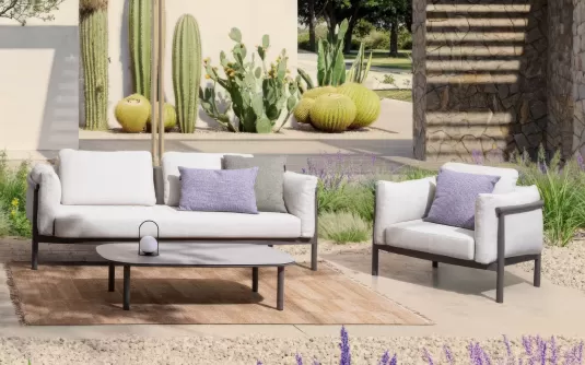 Nowoczesny bogato tapicerowany komplet wypoczynkowy na taras o grafitowy konstrukcji i szaro beżowych poduszkach olefin théodore bizzotto