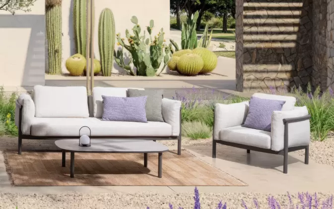 Nowoczesny bogato tapicerowany komplet wypoczynkowy na taras o grafitowy konstrukcji i szaro beżowych poduszkach olefin théodore bizzotto