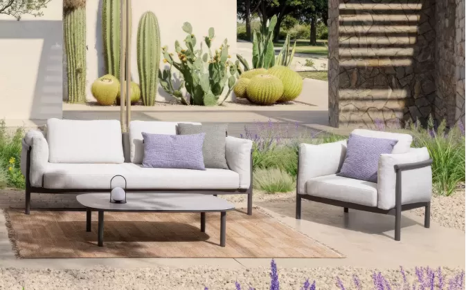 Nowoczesny bogato tapicerowany komplet wypoczynkowy na taras o grafitowy konstrukcji i szaro beżowych poduszkach olefin théodore bizzotto