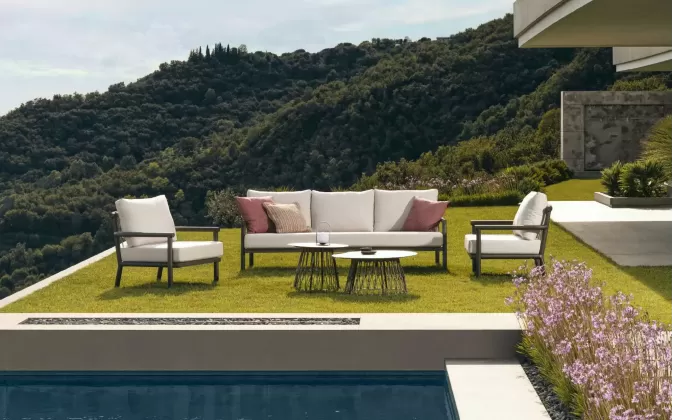 Aluminiowy luksusowy komplet wypoczynkowy ogrodowy konstrukcja antracyt z beżowymi poduszkami lanai bizzotto