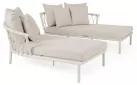 Dwuosobowe łóżko ogrodowe aluminiowe jasnobeżowe złożone z 2 sof symetrycznych ogrodowe aluminiowe z grubymi beżowymi poduszkami luksusowe lanai bizzotto