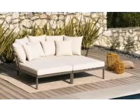 Dwuosobowe łóżko ogrodowe aluminiowe kawowe złożone z 2 sof symetrycznych ogrodowe aluminiowe z grubymi bezowymi poduszkami luksusowe lanai bizzotto