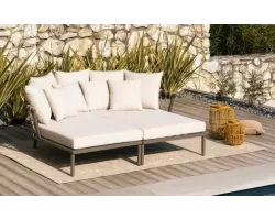 Dwuosobowe łóżko ogrodowe aluminiowe kawowe złożone z 2 sof symetrycznych ogrodowe aluminiowe z grubymi bezowymi poduszkami luksusowe lanai bizzotto