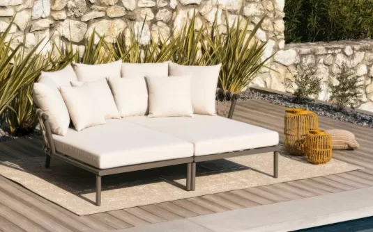 Dwuosobowe łóżko ogrodowe aluminiowe kawowe złożone z 2 sof symetrycznych ogrodowe aluminiowe z grubymi bezowymi poduszkami luksusowe lanai bizzotto