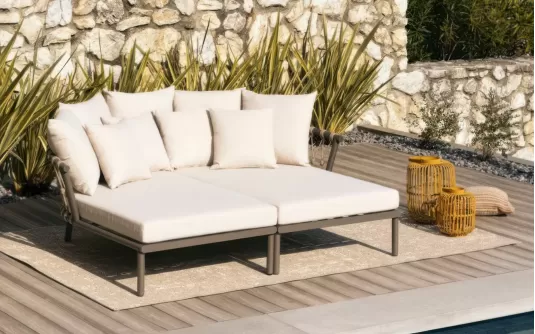 Dwuosobowe łóżko ogrodowe aluminiowe kawowe złożone z 2 sof symetrycznych ogrodowe aluminiowe z grubymi bezowymi poduszkami luksusowe lanai bizzotto