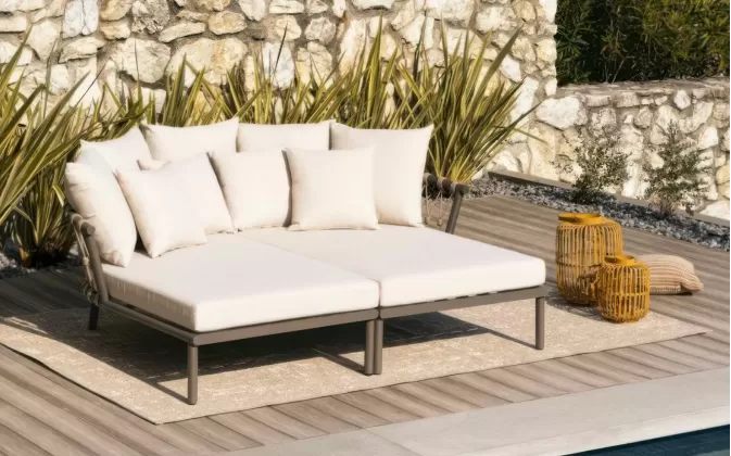 Dwuosobowe łóżko ogrodowe aluminiowe kawowe złożone z 2 sof symetrycznych ogrodowe aluminiowe z grubymi bezowymi poduszkami luksusowe lanai bizzotto