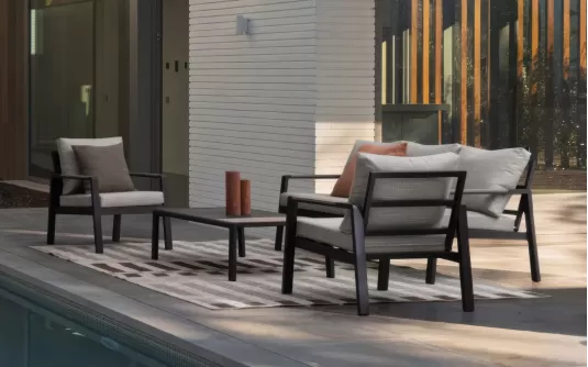 Grafitowy aluminiowy komplet ogrodowy sofą 3-osobową 2 fotelami i stolikiem elna bizzotto 