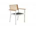 Białe krzesło ogrodowe aluminiowe sztaplowane podłokietniki i oparcie teak YORK Higold