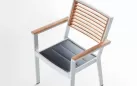 Białe krzesło ogrodowe aluminiowe sztaplowane podłokietniki i oparcie teak YORK Higold