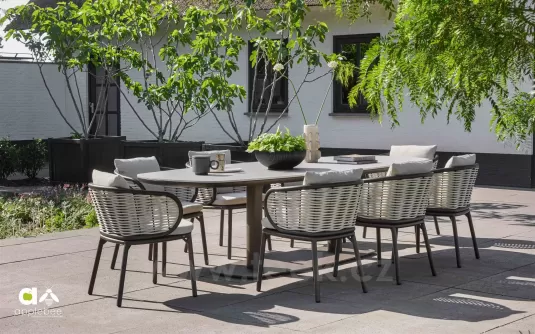 Luksusowy komplet ogrodowy stołowy w kolorze ciemnym brązie pine key applebee