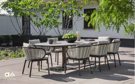 Luksusowy komplet ogrodowy stołowy w kolorze ciemnym brązie pine key applebee