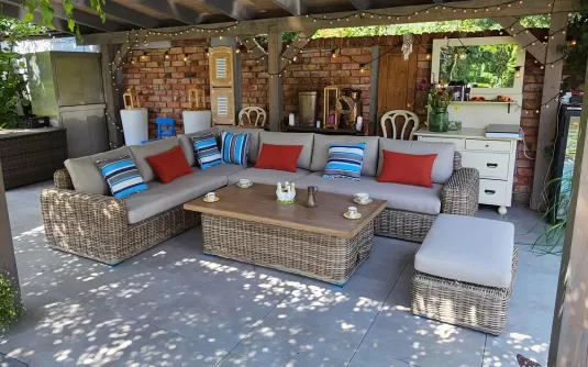 Obszerny narożnik ogrodowy ze stołem podnoszonym i pół z okrągłego technorattanu torres