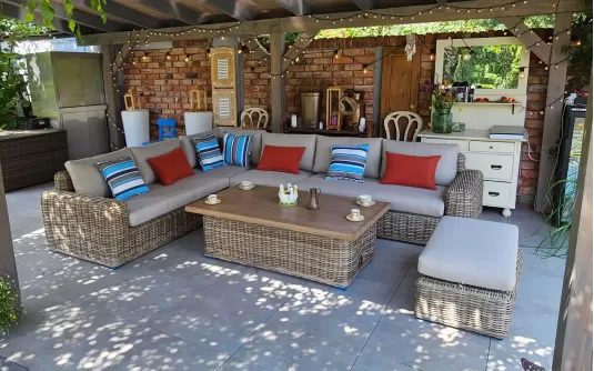 Obszerny narożnik ogrodowy ze stołem podnoszonym i pół z okrągłego technorattanu torres