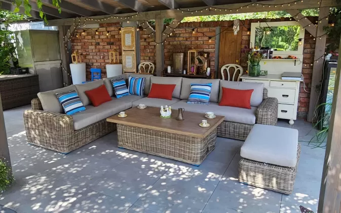 Obszerny narożnik ogrodowy ze stołem podnoszonym i pół z okrągłego technorattanu torres