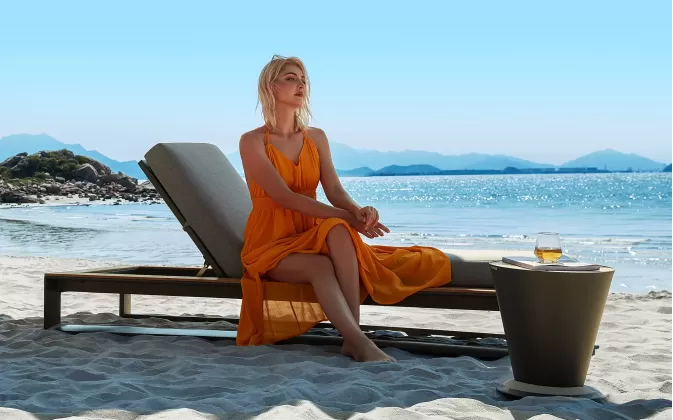 Luksusowy leżak ogrodowy aluminiowy z elementami z drewna teak CAMBUSA higold