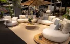 Luksusowa sofa ogrodowa CALLA Higold boucle ze stolikiem bocznym