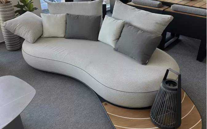 Luksusowa sofa ogrodowa CALLA Higold boucle ze stolikiem bocznym