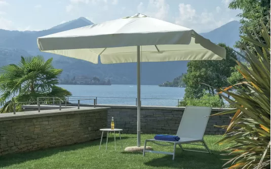 Parasol ogrodowy 3x3 m z nogą centralną Biała noga i białe poszycie FAUSTO Parasol ogrodowy 3x3 m z nogą centralną Biała noga i białe poszycie FAUSTO