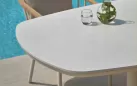 Jasnobeżowe stół ogrodowy z blatem z kamienia spiekanego melville applebee 220x110 cm