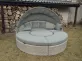 beżowe okrągłe łóżko ogrodowe z technorattanu / szare poduszki otwierany daszek