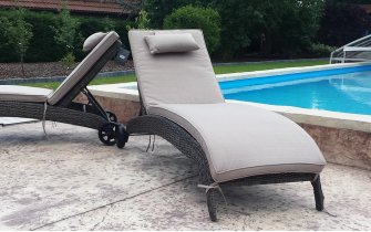 leżak technorattanowy z materac szarobrązowy z kółkami