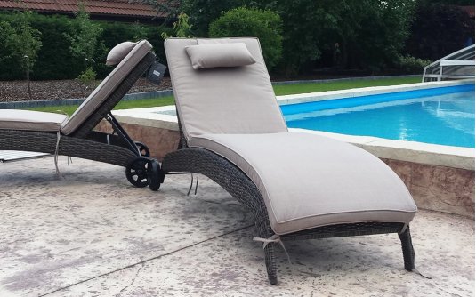 leżak technorattanowy z materac szarobrązowy z kółkami